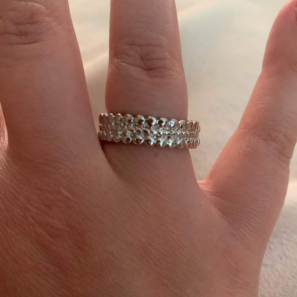 Stretchy band silver ring